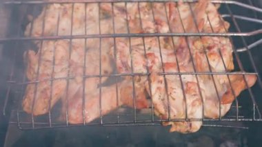 Izgaranın üstünde tavuk kanadı olan ızgara, yakın plan. Yüksek kaliteli FullHD görüntüler