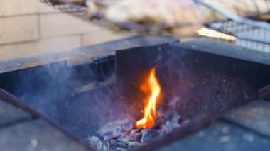 Izgarada ızgarada ızgara tavuk, yakın çekim. Yüksek kalite 4k görüntü