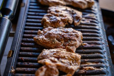 Biftek ızgarada kızartılıyor, yakın plan..