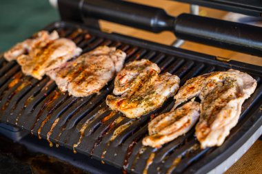 Biftek ızgarada kızartılıyor, yakın plan..