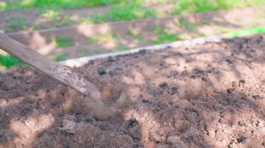 Bahçe yatağının toprağını sürmek için kullanılan bahçe aletleri, yakın plan. Yüksek kaliteli FullHD görüntüler