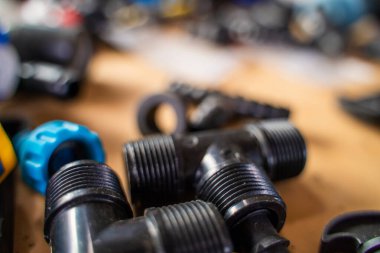 Su ve sulama boruları için plastik tesisat ve adaptörler.