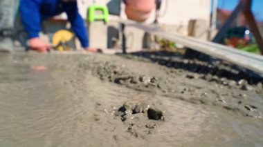 Güneşli bir günde bir patikaya taze beton döküldü. Yüksek kaliteli FullHD görüntüler