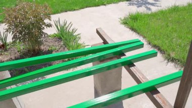 Taze boyanmış metal borular güneşte kuruyor. Yüksek kaliteli FullHD görüntüler