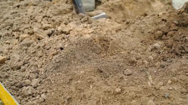 Kürek bahçe yatağını kazmak için kullanılır, yakın plan. Yüksek kalite 4k görüntü