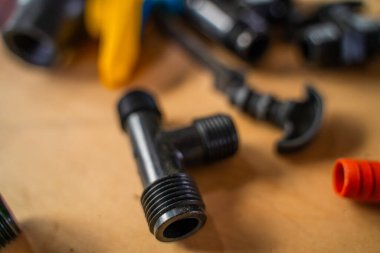 Su ve sulama boruları için plastik tesisat ve adaptörler.