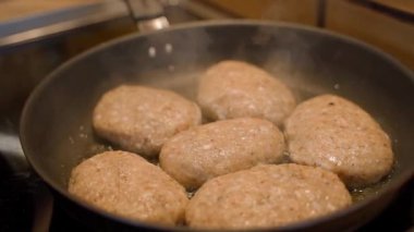 Kızarmış pirzola ile tava, yavaş çekimde yakın çekim. Yüksek kaliteli FullHD görüntüler