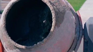 Beton karıştırıcının yavaş çekim çalışması, yakın plan. Betonu karıştırıyorum. Yüksek kaliteli FullHD görüntüler