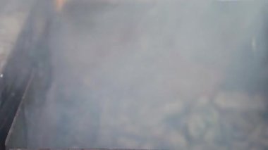 Izgarada tavuk kanatları kızartılıyor, yakın plan. Yüksek kalite 4k görüntü