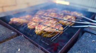 Izgarada tavuk kızartılarak yapılan kamera hareketi, yakın plan. Yüksek kaliteli FullHD görüntüler