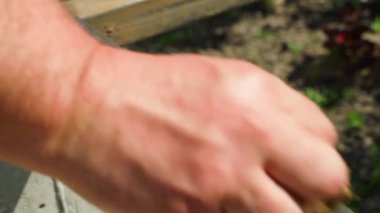 Bir adamın eli, metal bir yapının yüzeyine yakın çekim yapar. Yüksek kaliteli FullHD görüntüler