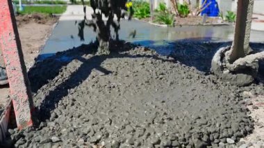 Bir yol açmak için taze beton dökülüyor beton karıştırıcıdan, yakın plan. Yüksek kaliteli FullHD görüntüler