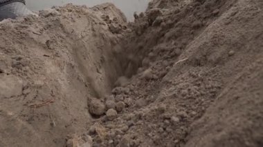 Kürekle bahçe kazarken yavaş çekimde. Yüksek kaliteli FullHD görüntüler