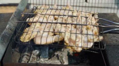Tavuk kanatları ızgarada kızarır. Yüksek kaliteli FullHD görüntüler