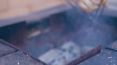 Izgarada kızartılmış tavuk budu, yakın plan. Yüksek kalite 4k görüntü