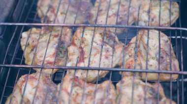 Izgarada kızartılmış tavuk budu, yakın plan. Yüksek kalite 4k görüntü