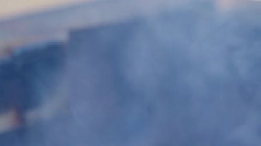 Izgarada ızgara var. Yanında tavuk, yakın plan, duman. Yüksek kalite 4k görüntü