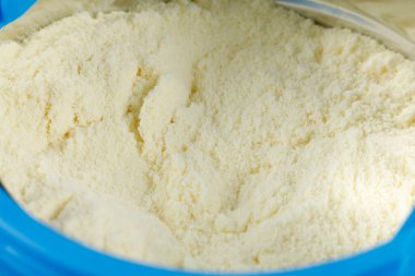 Kavanozda çocukların beslenmesi için sarı toz.