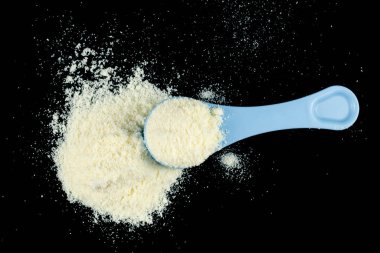 Bebek maması ve mavi kaşık. Bebek maması için sarı toz.