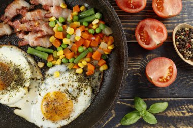 bir tavada sebze ile kızarmış yumurta.