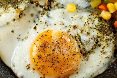 Baharatlı sahanda yumurta..