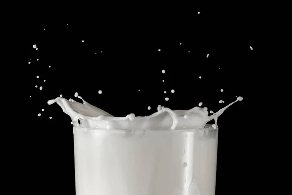 Стакан Молока Брызгами Стакан Молока Черном — стоковое фото