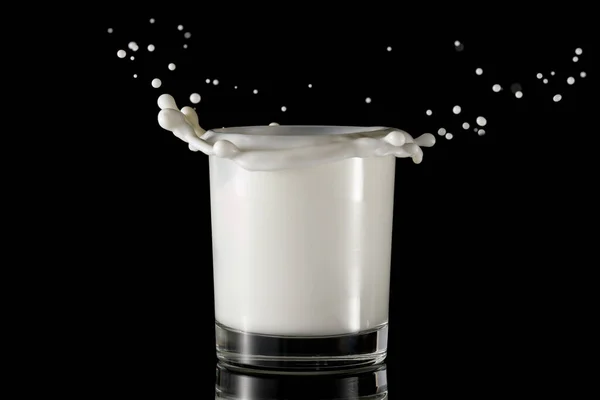Ein Glas Milch Mit Spritzern Ein Glas Milch Auf Schwarz — Stockfoto