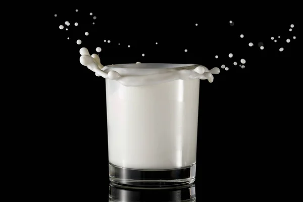 Vaso Leche Con Salpicaduras Vaso Leche Sobre Negro — Foto de Stock