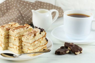 Tiramisu, sütlü kahve. Tatlı, lezzetli yemekler. Tabakta İtalyan tatlı tiramisusu ve espresso kahvesi