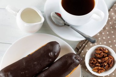 Kahve ve sütlü çikolatalı ekler. Kahve ve sütlü çikolatalı ekler. Geleneksel tatlı kahvaltı. Kafe menüsü