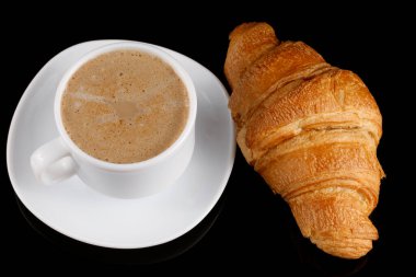 Kapuçinolu kruvasan. Geleneksel tatlı kahvaltı.