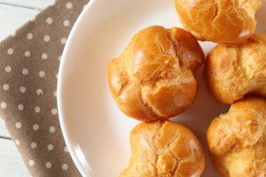 Beyaz kaplamalı ekkler yakın plan. Lezzetli geleneksel kahvaltı..