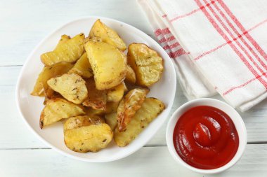 Beyaz tabakta kızarmış patates. Restoranda patates tabağı..