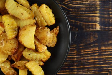 Siyah tabakta kızarmış patates. metin başlığı alanı için yer