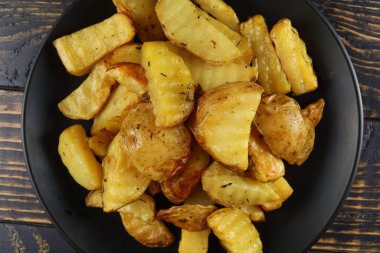 Siyah tabakta kızarmış patates..