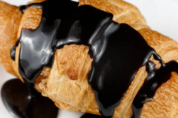 Schokolade Nahaufnahme Auf Croissant Gegossen Schokolade Mit Croissant Auf Einem — Stockfoto
