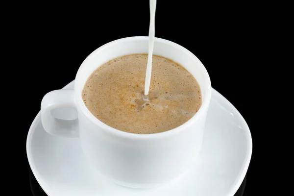 Καφέ Γάλα Γάλα Χύνεται Ένα Φλιτζάνι Καφέ Λευκό Φλιτζάνι Καφέ — Φωτογραφία Αρχείου