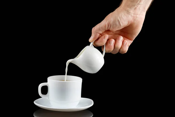 咖啡加牛奶 牛奶倒入一杯咖啡中 给一杯咖啡加牛奶 — 图库照片