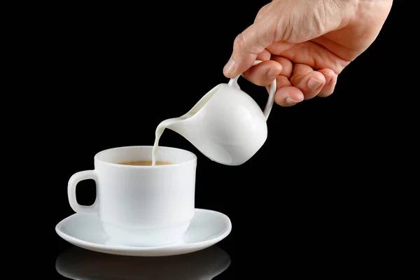 咖啡加牛奶 牛奶倒入一杯咖啡中 — 图库照片