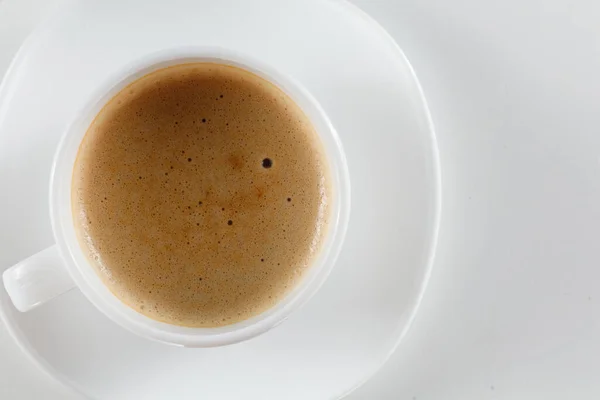 Latte Dalam Isolasi Cangkir Putih Tilikan Atas Dan Tempat Bagi — Stok Foto