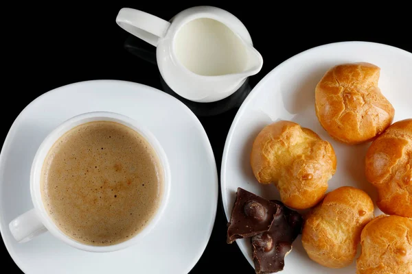 Eclairs Com Chocolate Cappuccino Leite Pequeno Almoço Doce Eclair Baunilha — Fotografia de Stock