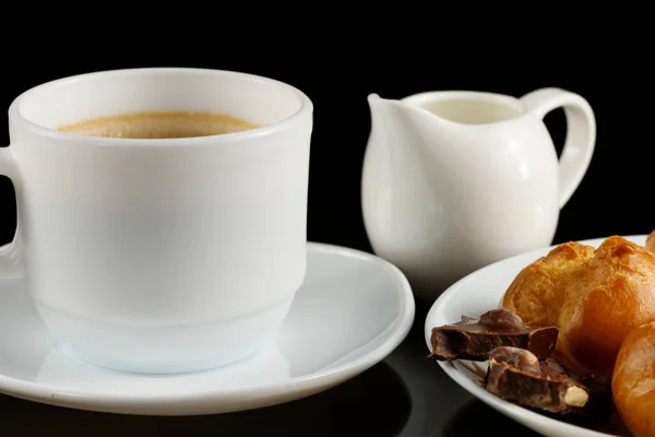 Eclairs Com Chocolate Cappuccino Leite Pequeno Almoço Doce — Fotografia de Stock