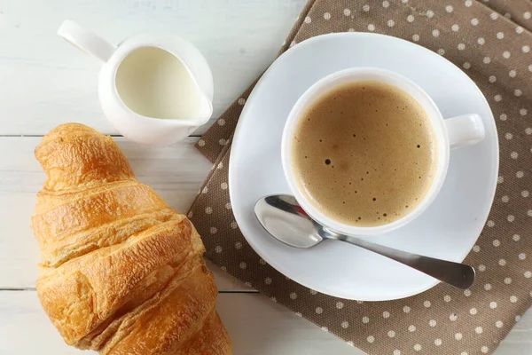 Croissant Com Cappuccino Pequeno Almoço Doce Tradicional — Fotografia de Stock