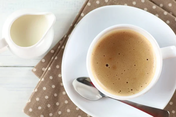 カフェのテーブルにミルク入りコーヒー — ストック写真