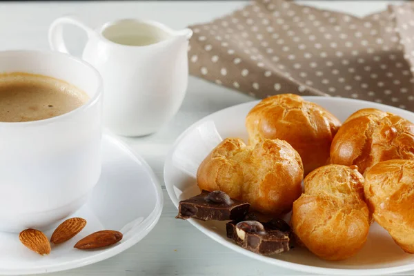 Eclairs Com Chocolate Cappuccino Leite Pequeno Almoço Doce Profiteroles Com — Fotografia de Stock