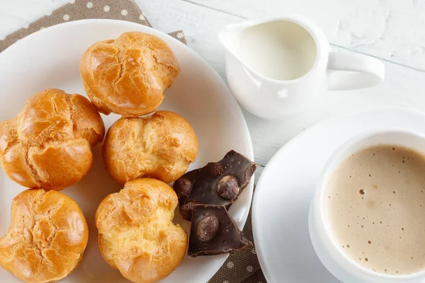Eclairs Com Chocolate Cappuccino Leite Pequeno Almoço Doce — Fotografia de Stock