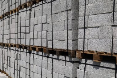 Paletlerin üzerine köpük bloklama malzemesi. Bir paletin üzerinde üst üste yığılmış gaz blokları. Otoklavye ile havalandırılmış beton duvar panelleri açık hava deposunda.