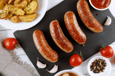 Sosis, kızarmış patates ve ketçap. Lezzetli yemekler. Yürekli yemek.