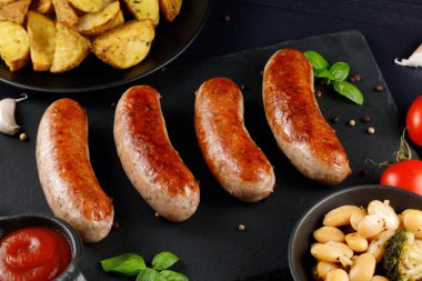 Restoranda kızarmış sosis. Lezzetli ve sağlıklı et yemeği..