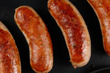 Kızarmış sosisli nefis bir yemek. Bir restoranda öğle yemeği..